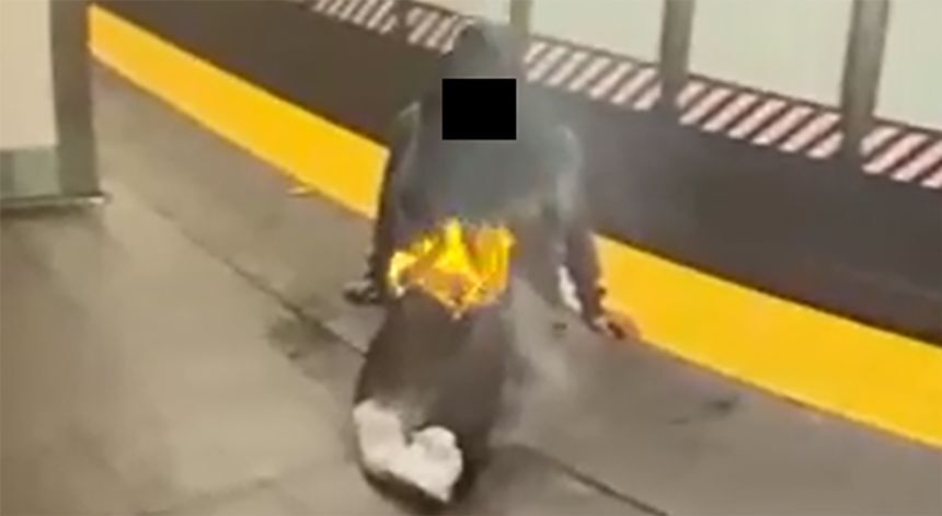 乗客に火がついている様子が監視カメラでとらえられていた/DOJ