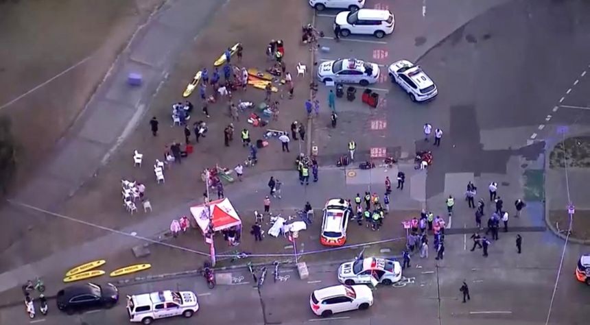 銃撃事件の現場に派遣された警官ら＝14日、オーストラリア・シドニー/Nine Network/Seven Network/AUSTR/Reuters