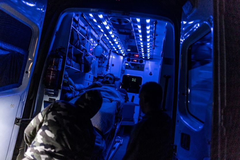 負傷したウクライナ兵を搬送する救急車=2024年5月/Diego Herrera Carcedo/Anadolu/Getty Images