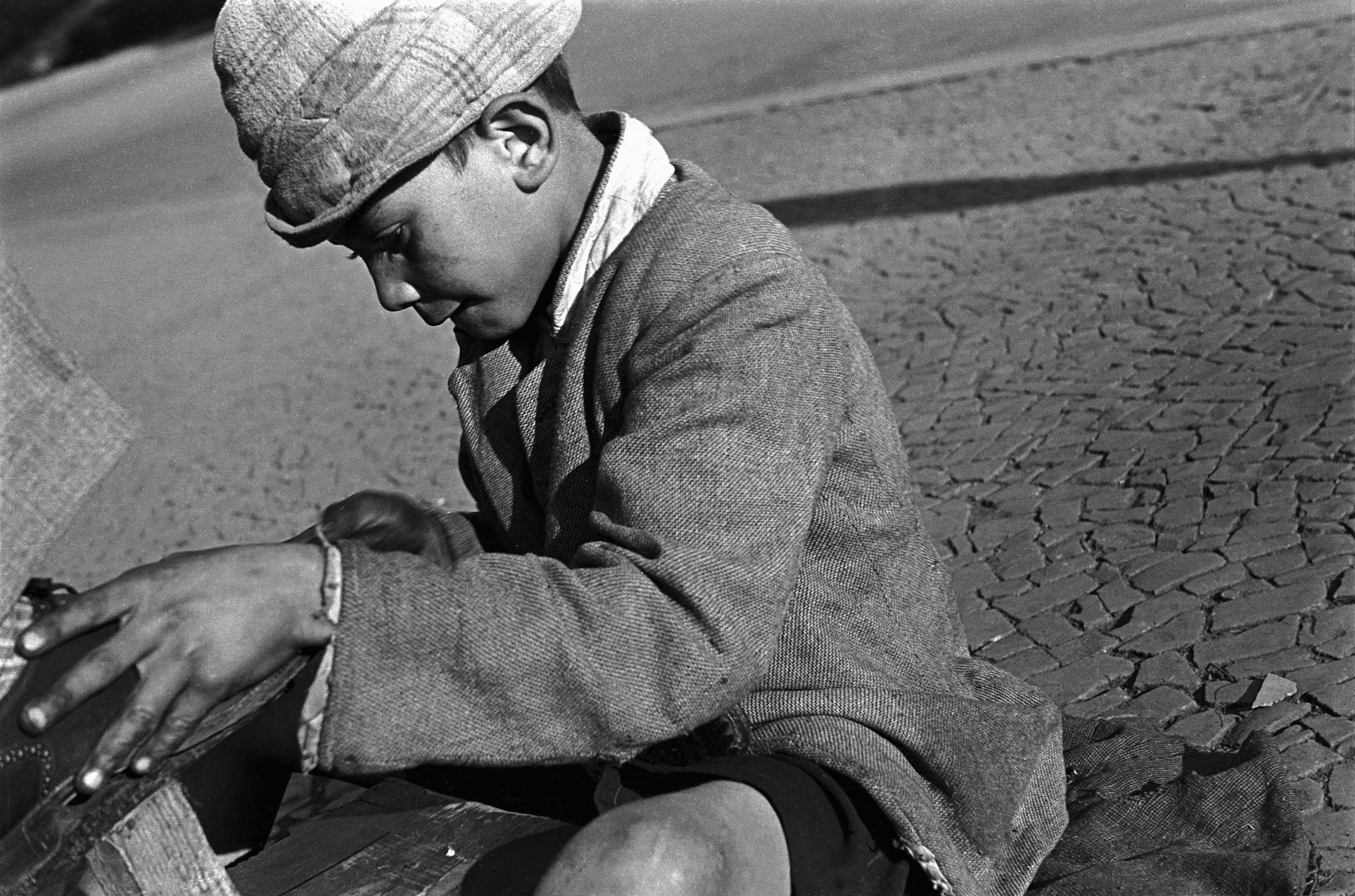 「靴磨きの少年」、 撮影日時不明