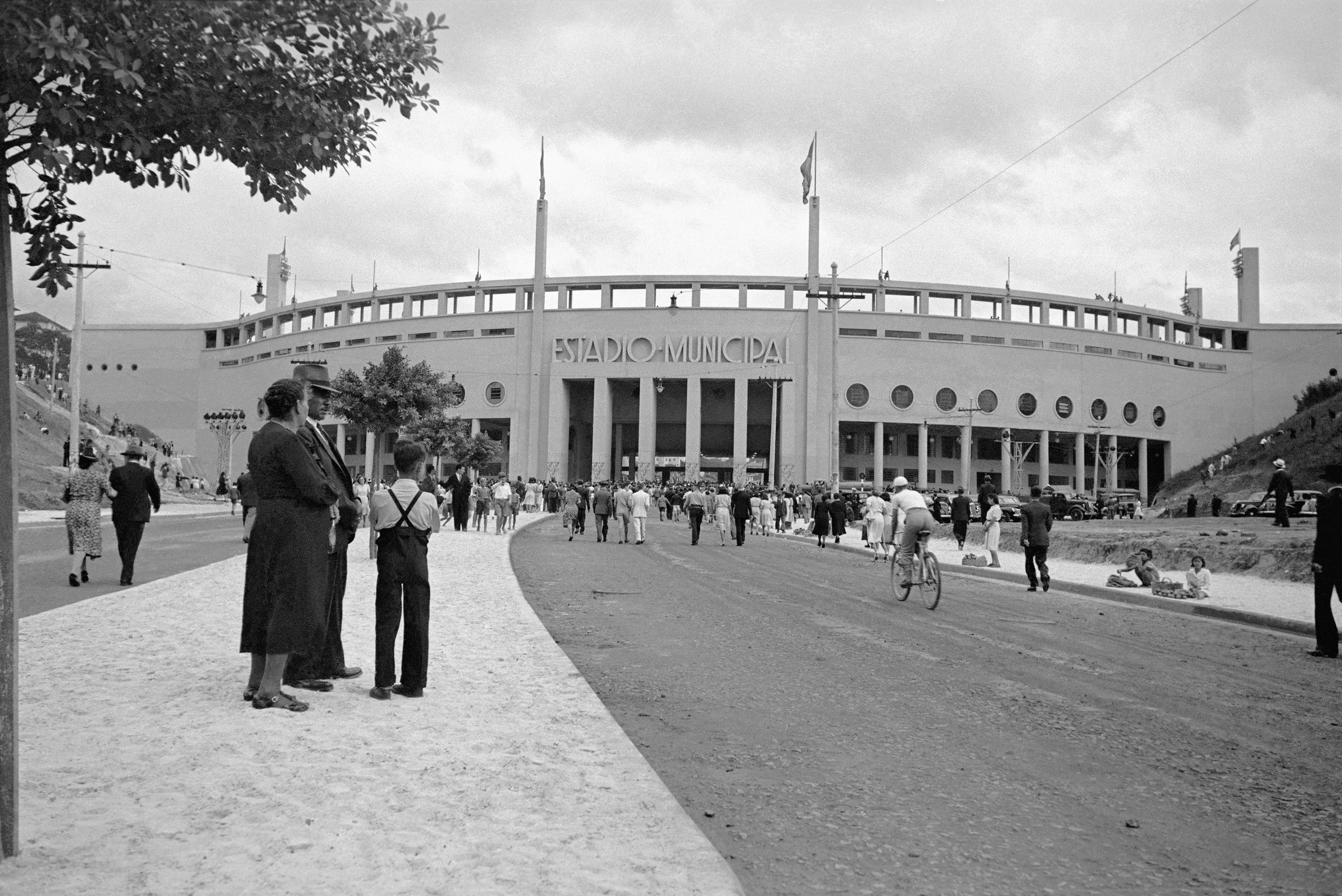1940年の竣工式の際のパカエンブー・スタジアム。1936年のオリンピック開催地となったベルリンのオリンピア・スタジアムのアールデコ建築の大きな影響を受けている