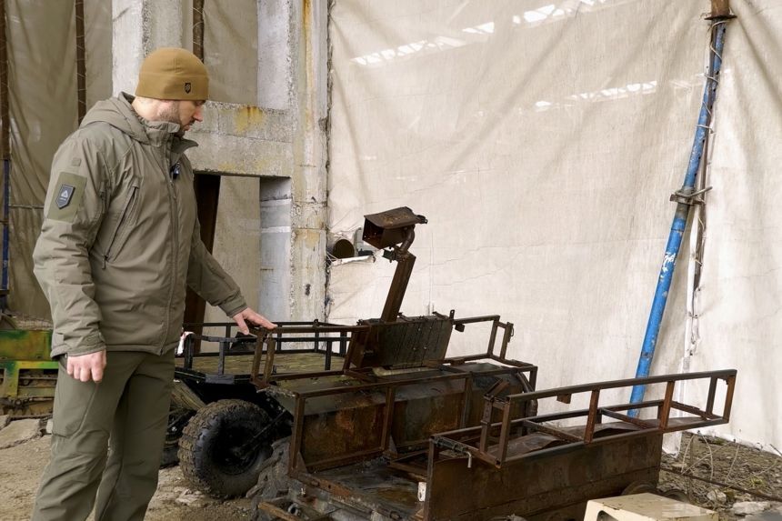 戦闘で損傷した無人機/Kosta Gak/CNN