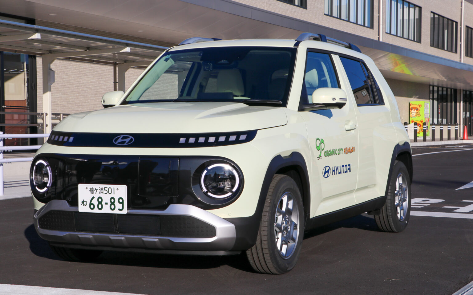ヒョンデ、千葉県木更津市と「電気自動車を活用したまちづくり連携協定」締結 スモールBEV「インスター」を提供して“オーガニックなまちづくり”に協力 - Car Watch