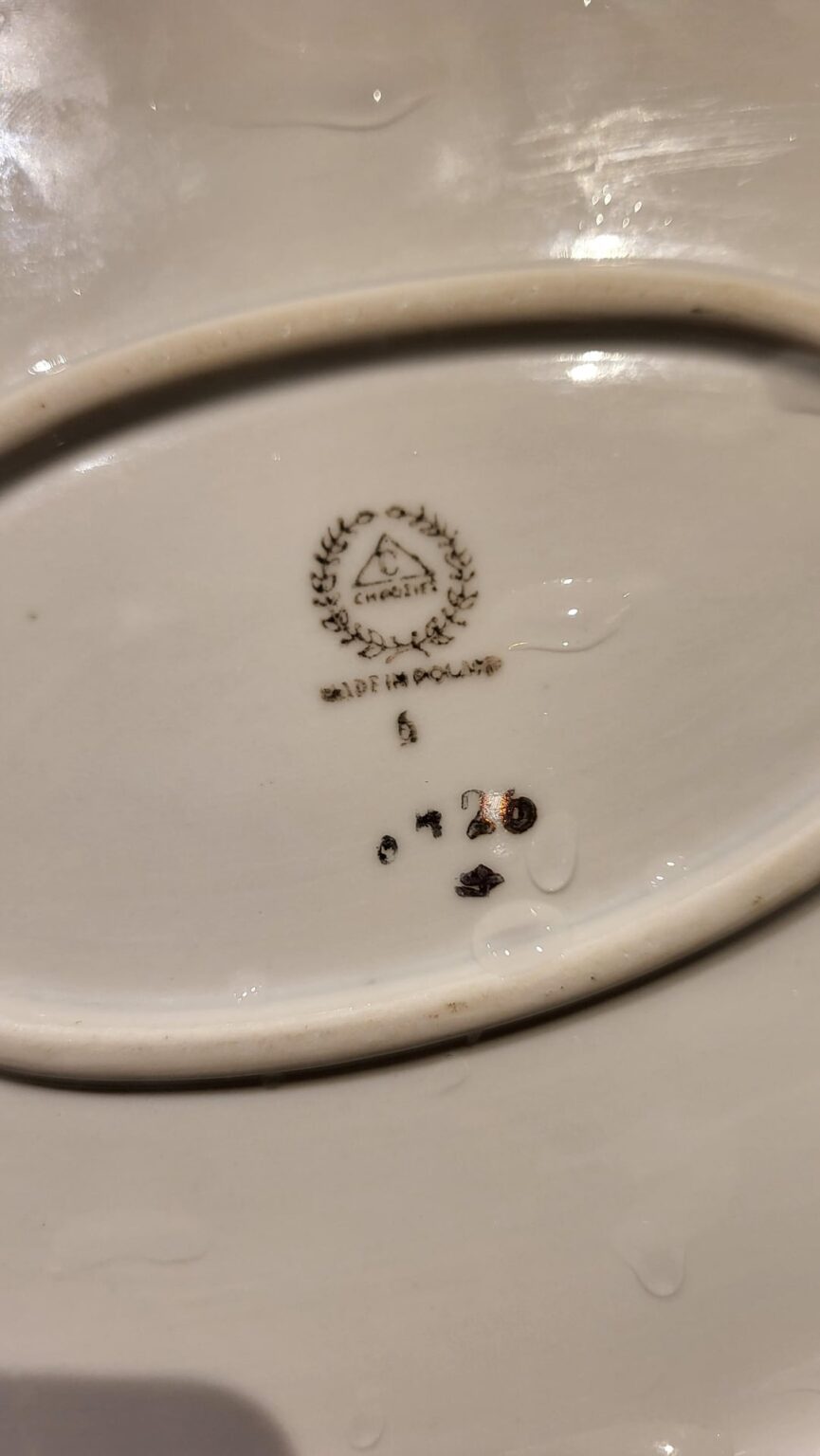 義理の弟が亡き祖母から譲り受けた楕円形の磁器プレイエを壊してしまいました。できれば交換できるよう、識別にご協力ください。
