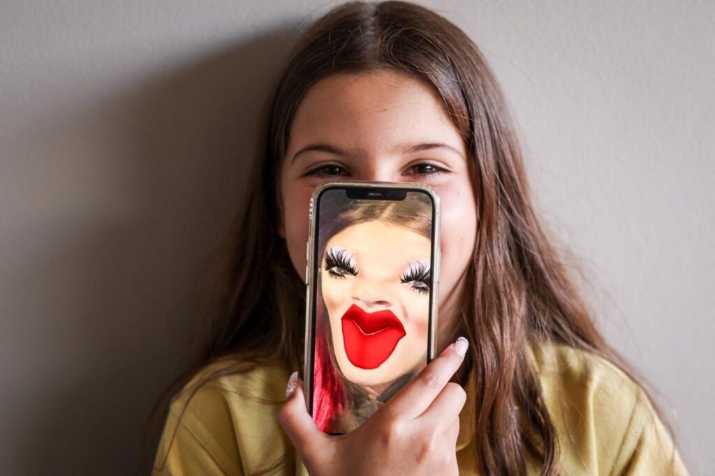 フランス、15歳未満の子供に対するソーシャルメディアの禁止を目指す