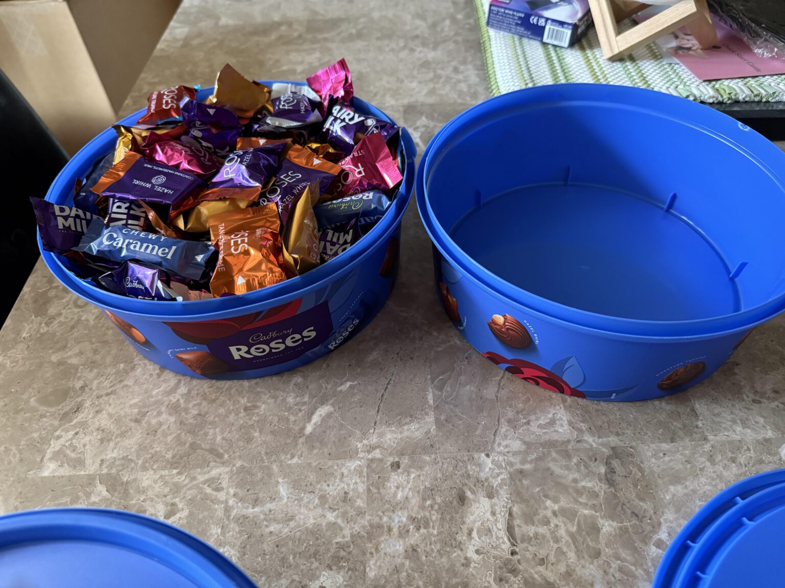 キャドバリー ローズの浴槽 2 つが 1 つに収まり、蓋は完全に閉まりました。