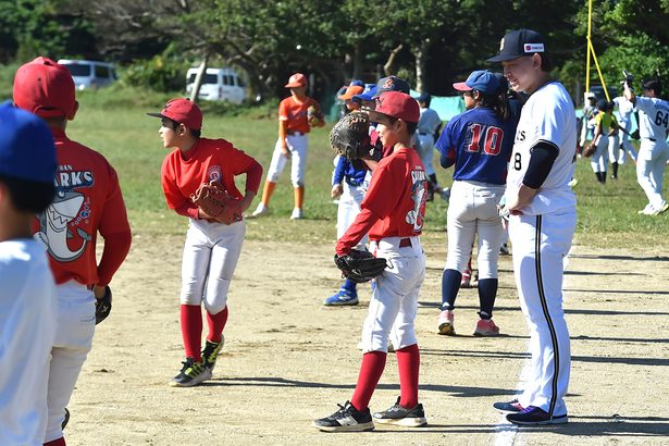 120人にプロの技伝授　沖縄県出身プロ野球選手が野球教室