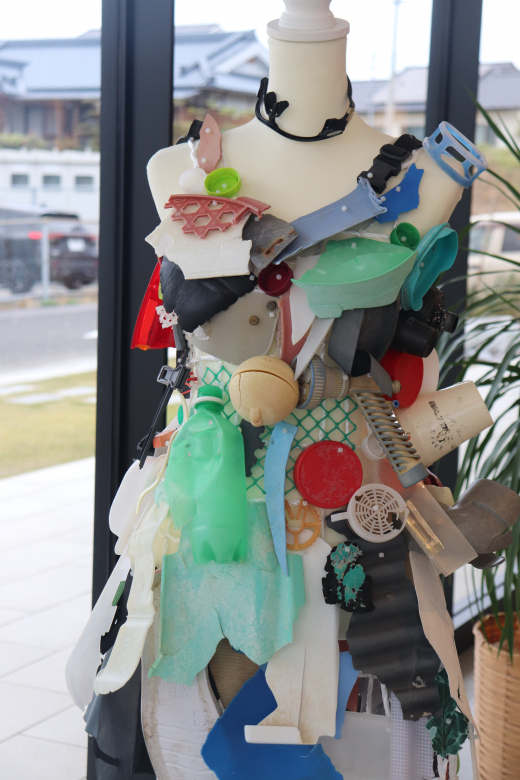 【鹿児島県日置市】海洋漂着ゴミを使った衣装を身に纏う「なないろファッションショー」  ／ 地域交流・活性拠点ひよし吉日