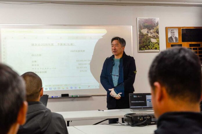 あいさつする松原会長。建友会第13回（2026年度）年次総会。2025年11月25日、バンクーバー市。写真　建友会。