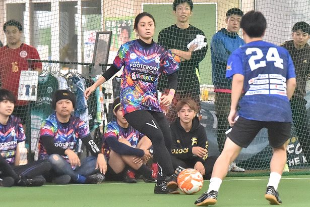 宮城、軽快に得点 異業種フットサル 県内外32チーム参加