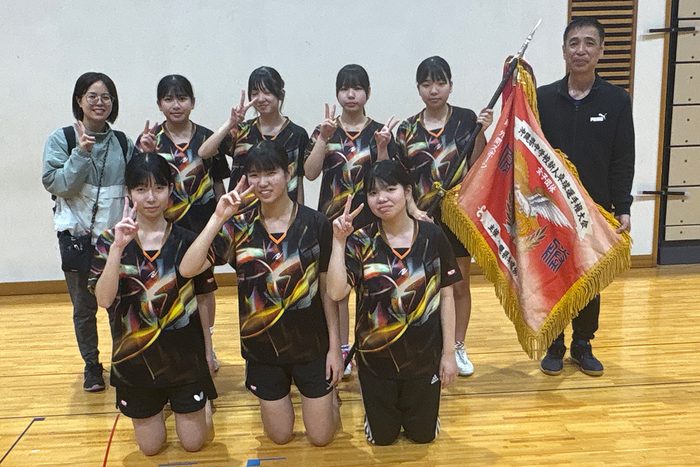 女子団体で優勝した真志喜（提供）