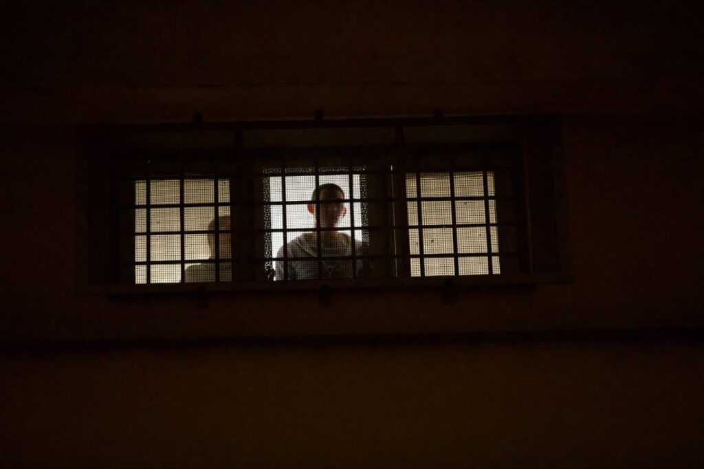 停電命令にもかかわらず、シュルジュ通り研究所の窓の明かりを付ける受刑者たち - 2025