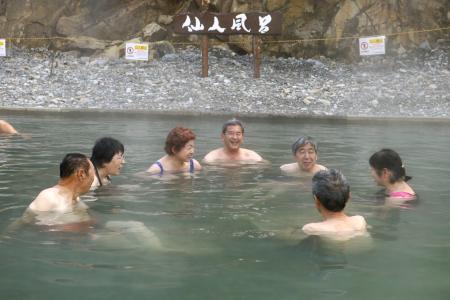 河原に湯煙「仙人風呂」、和歌山 川湯温泉、冬限定オープン | 全国のニュース | 福井新聞ONLINE
