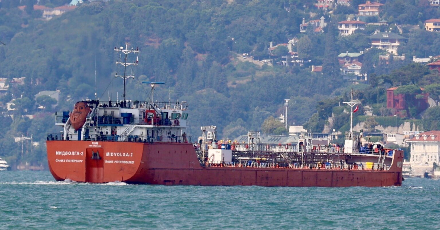 黒海でロシアのタンカーに無人機攻撃、ウクライナは関与否定 | ロイター