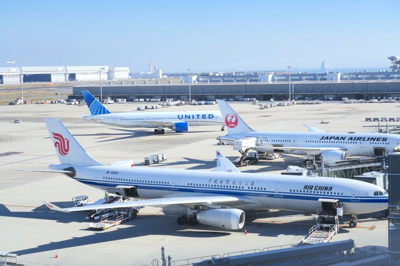 中国のフルサービスキャリア「中国国際航空」（エアチャイナ）の機体（手前）。