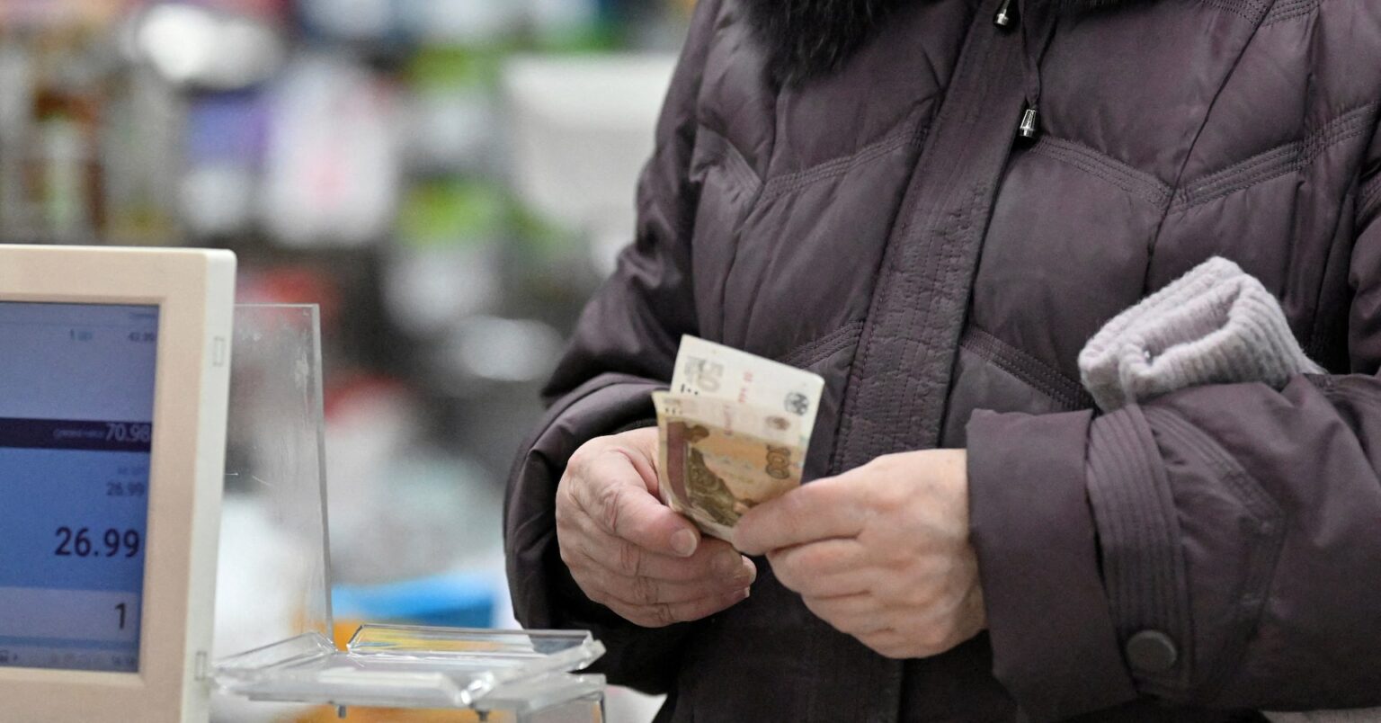 ロシア高官、ルーブル高が及ぼす影響や課題を警告 | ロイター