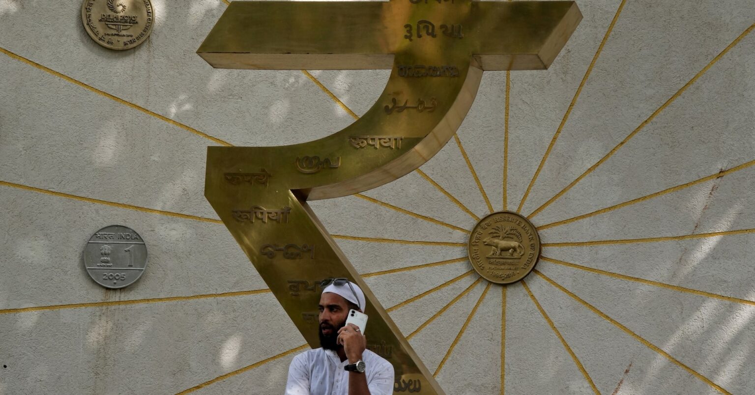 インド通貨ルピーが史上最安値更新、1ドル90ルピー台 | ロイター