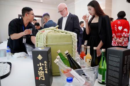 カンボジアで岐阜県産日本酒ＰＲ 蔵元、輸出拡大狙い政府高官に | 全国のニュース | 福井新聞ONLINE
