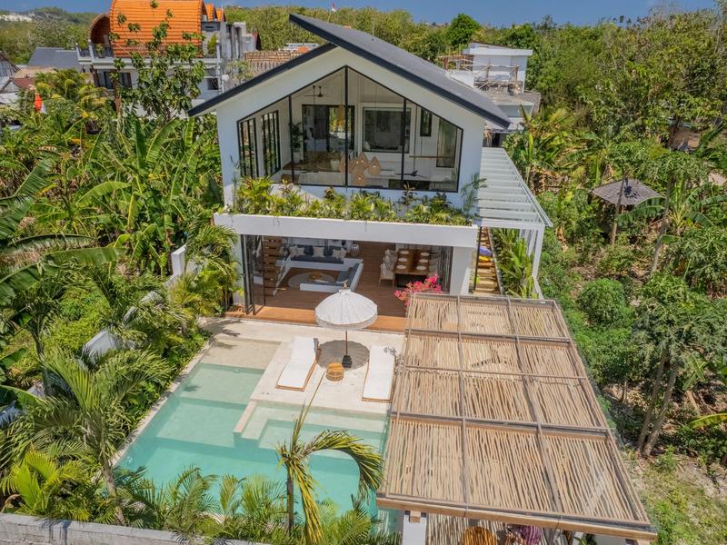 バリ島にあるロリー・ジョーンズとケイシー・ジョーンズ夫妻の2階建てのヴィラ。