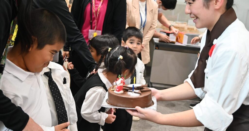 愛情たっぷりクリスマスケーキ　沖縄県洋菓子協会、障がい児施設へ贈呈