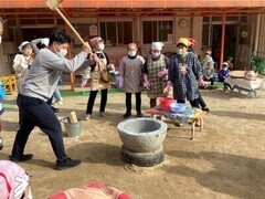 みんなでもちつきをします