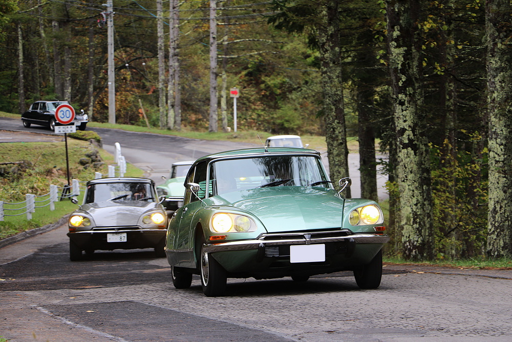 【年に一度の車山詣で】今年も『アロンフランセ』に700台近いフランス車が集結!テーマはシトロエンID/DS70周年 | AUTOCAR JAPAN 『アロンフランセ車山2025』が車山高原で10月19日に開催された。