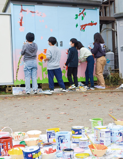 児童が片倉公園彩る 中丸小学校５年２組〈横浜市神奈川区〉