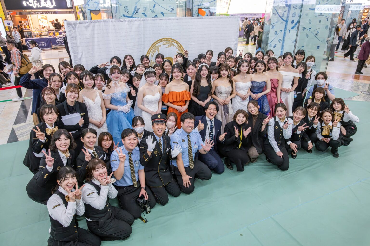 福岡 麻生外語観光&ブライダル専門学校×JR九州博多駅×レイジーシンデレラ福岡　「いい夫婦の日」11/22（土）に「特急ソニック号」列車内ウェディングファッションショーを開催しました | 学校法人麻生塾のプレスリリース