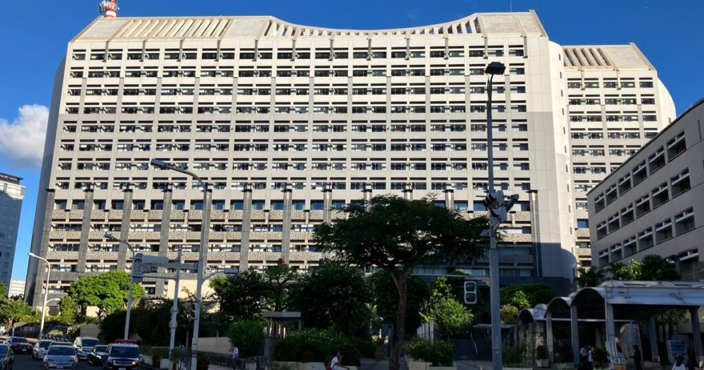 沖縄県職員に冬のボーナス　平均77万円　デニー知事は243万円