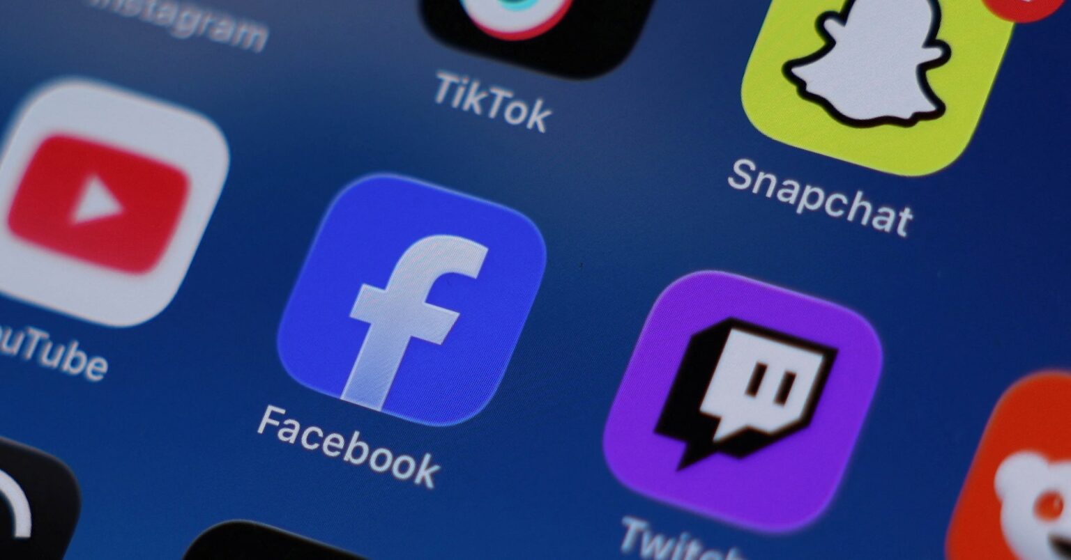 豪が16歳未満のＳＮＳ禁止法施行、世界初　首相「誇らしい日」 | ロイター