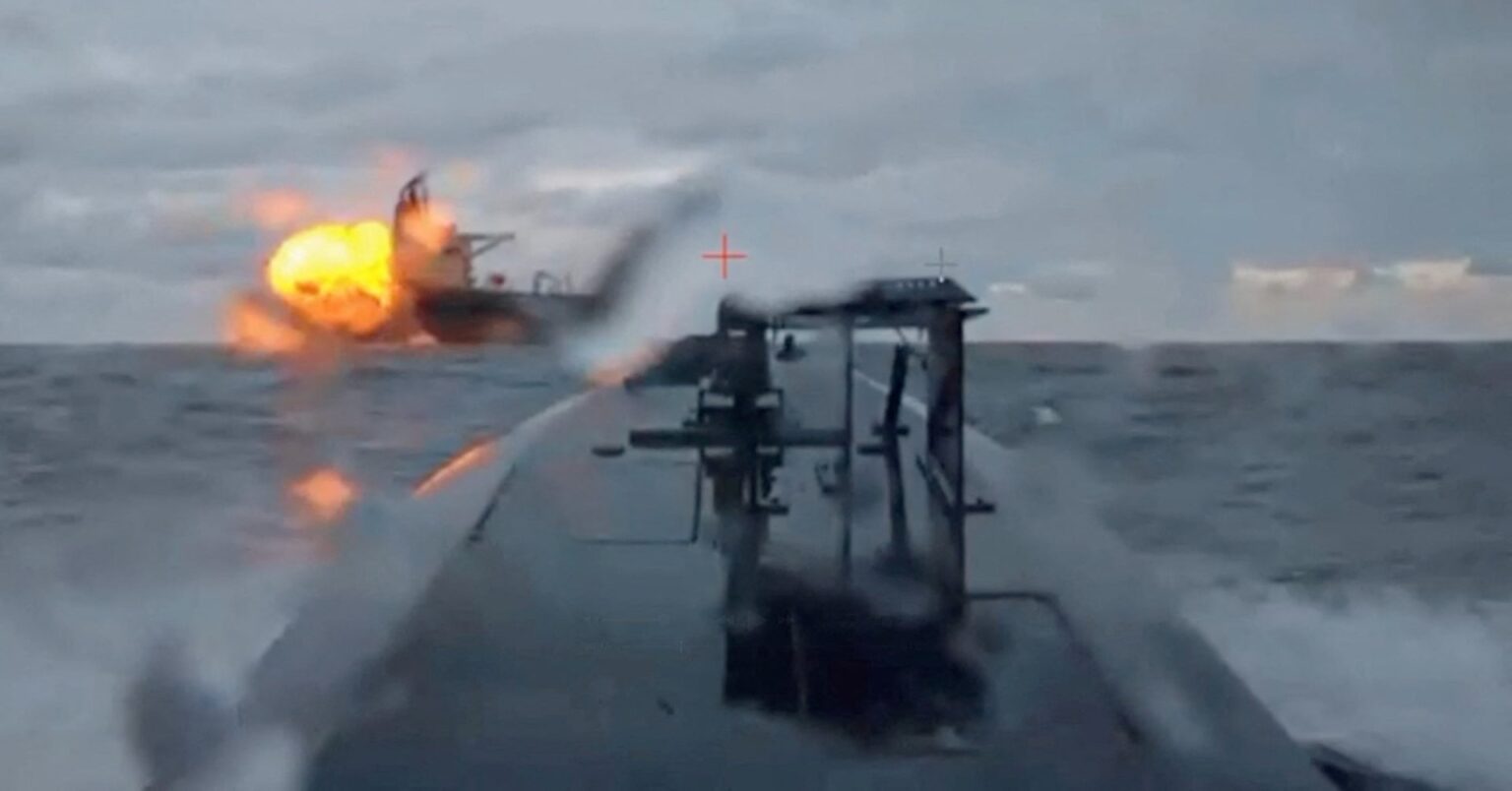 ウクライナが水上ドローン攻撃、「影の船団」タンカー航行不能に | ロイター