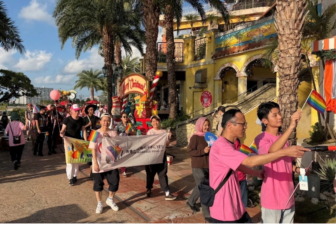 2025年11月30日に沖縄県北谷（ちゃたん）町美浜のフィッシャリーナ中央広場前で開催されたピンクドット沖縄 Marriage equality 2025 の様子 琉球新報通信員：山口英憲さまご提供 