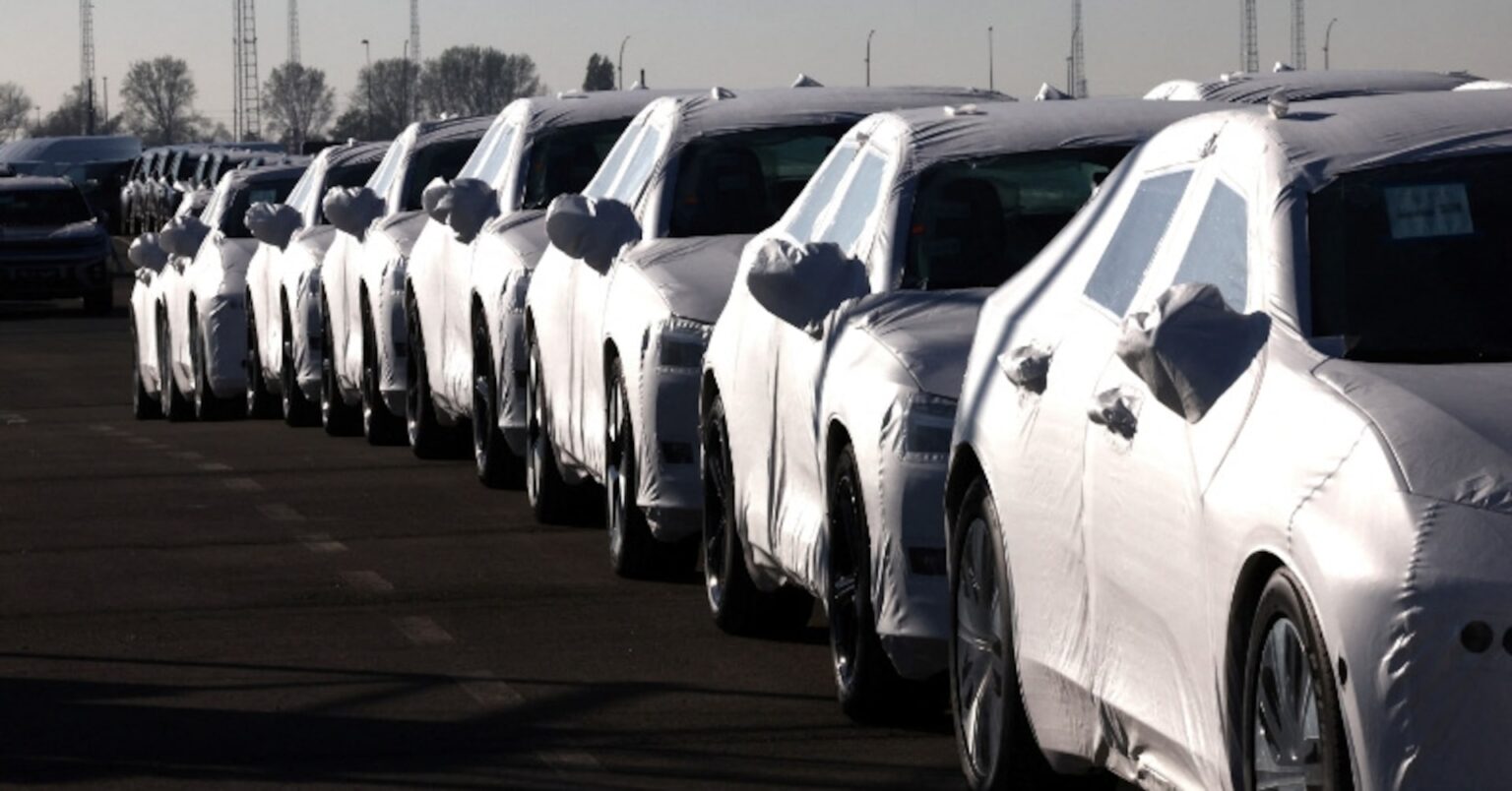 ＥＵ、内燃エンジン車販売禁止計画を断念＝欧州人民党トップ | ロイター
