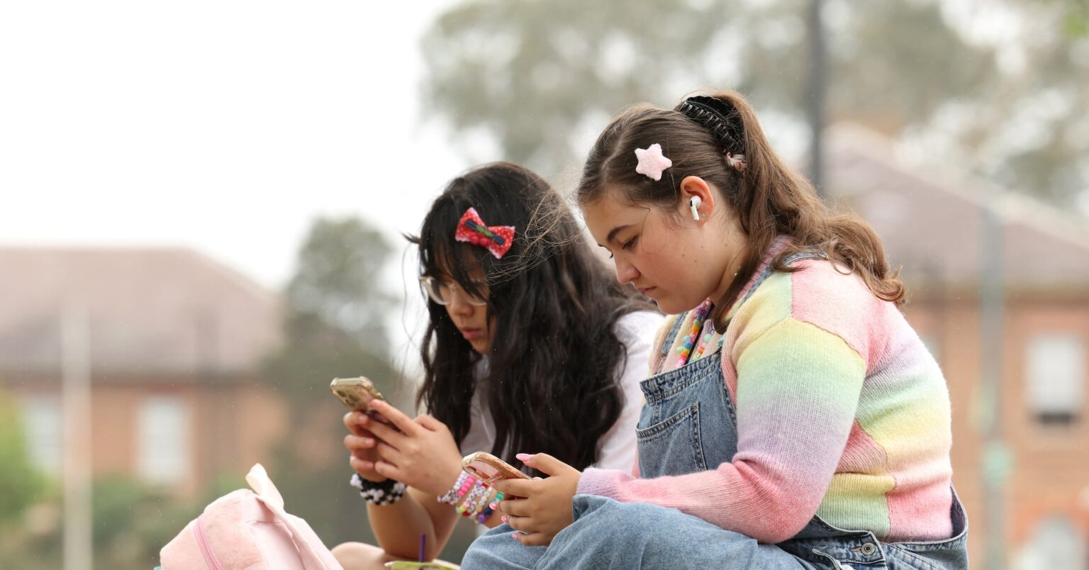 アングル：ＳＮＳ禁止で迎える豪州の長期休暇、若者のメンタルにどう影響 | ロイター
