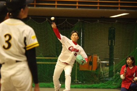 広島・栗林良吏 バント成功率10割でフォア・ザ・チームだ 来季から先発転向 プロ初打席へ用具発注済み(スポニチアネックス)|dメニューニュース(NTTドコモ) 広島・栗林良吏 バント成功率10割でフォア・ザ・チームだ 来季から先発転向 プロ初打席へ用具発注済み