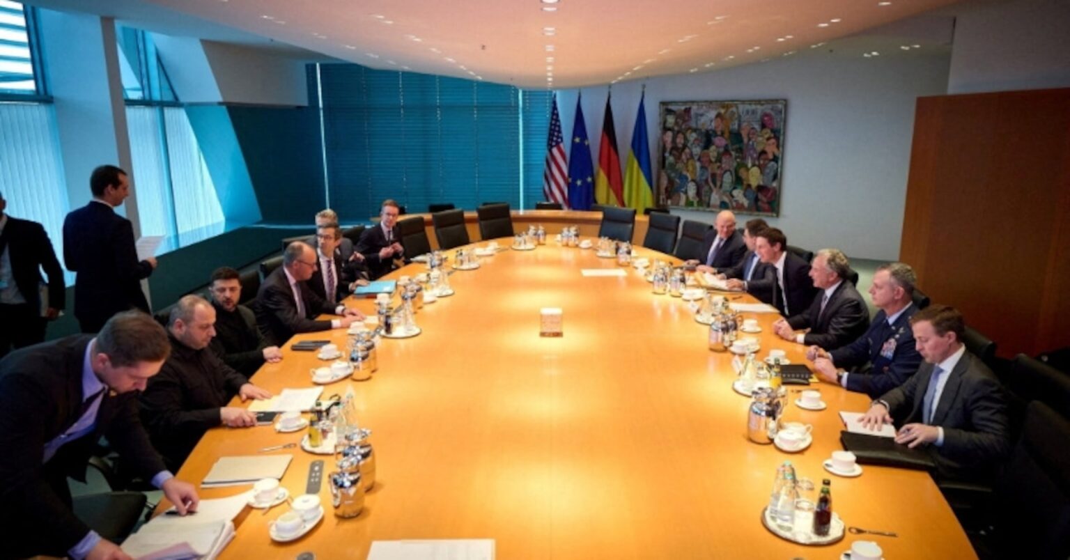 ウクライナのＮＡＴＯ加盟断念、和平交渉に大きく影響せずと米専門家 | ロイター