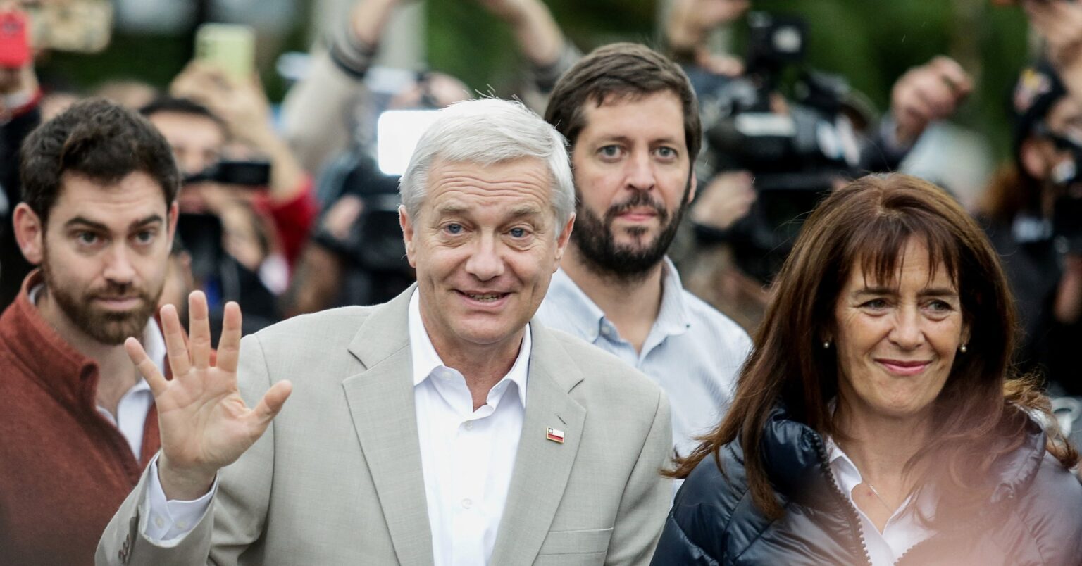 チリ大統領選で右派カスト氏勝利、不法移民追放など掲げ　決選投票 | ロイター