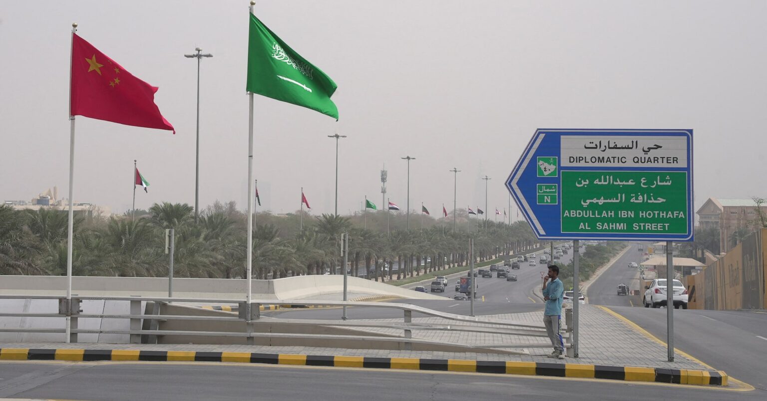 中国外相、ＧＣＣにＦＴＡ早期妥結を要請　保護主義に対抗 | ロイター