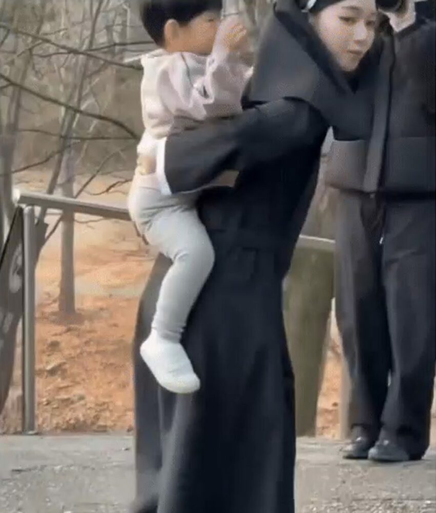 韓国のガールズグループメンバー、撮影現場で赤ちゃんに大苦戦…“お姉さんイヤ！”のひと言に冷や汗も　写真枚　国際ニュース：AFPBB News