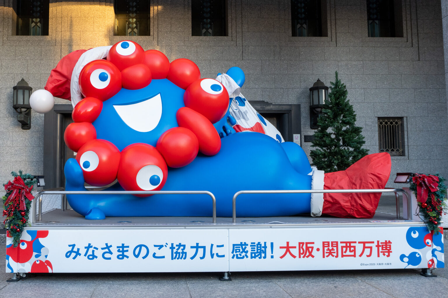 ねそべりミャクミャク像、大阪市役所から南港ATCへの移設決定。記念セレモニーは観覧自由 - トラベル Watch