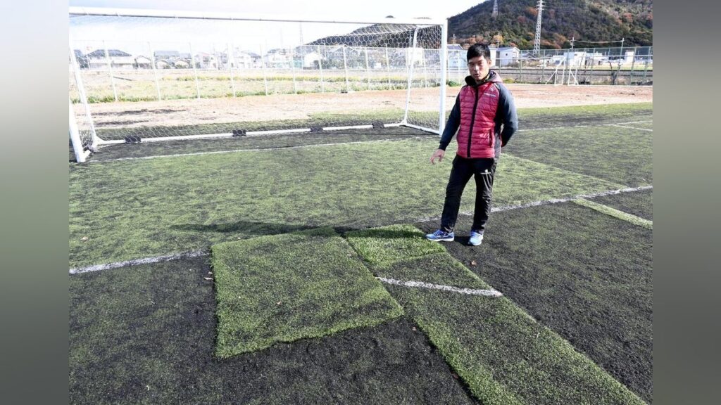 セクシーフットボール サッカー全国優勝を機に導入した滋賀県立野洲高校の「人工芝」劣化、校長「すぐ張り替え必要なレベル」…難色示す県の対応待てずCFで資金募る : 読売新聞