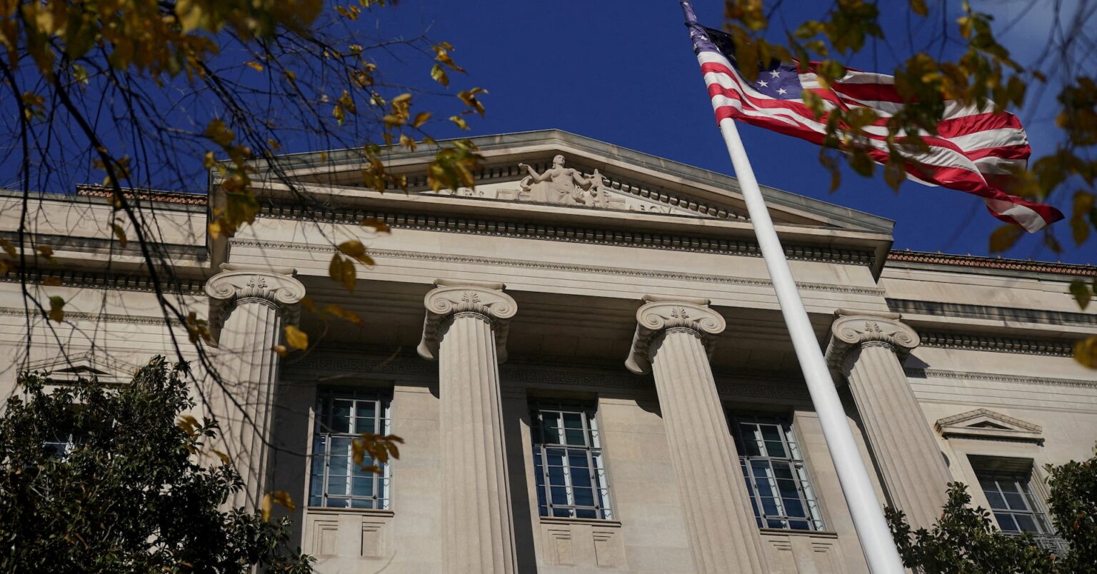 アングル:失言や違法捜査、米司法省でミス連鎖 トランプ政権との距離感に疑念も | ロイター アングル:失言や違法捜査、米司法省でミス連鎖 トランプ政権との距離感に疑念も | ロイター