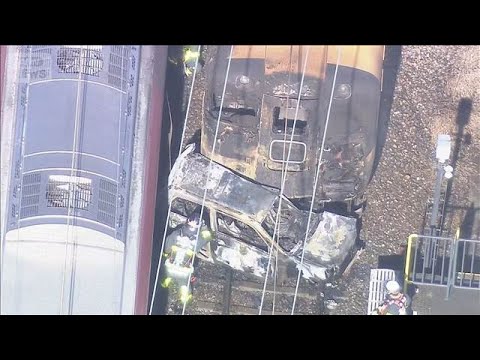 【速報】踏切で特急列車と衝突した車が大破・炎上 乗客や乗員にけがなし　近鉄京都線(2025年12月20日)