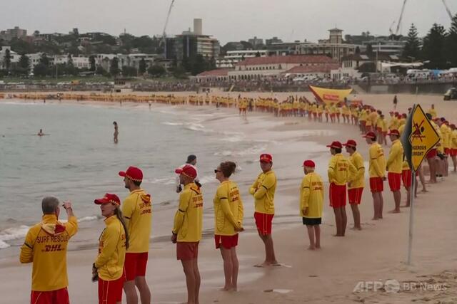 犠牲者悼み黙とうを捧げるライフセーバー 豪ビーチ銃撃事件(AFPBB News)|dメニューニュース(NTTドコモ) 犠牲者悼み黙とうを捧げるライフセーバー 豪ビーチ銃撃事件