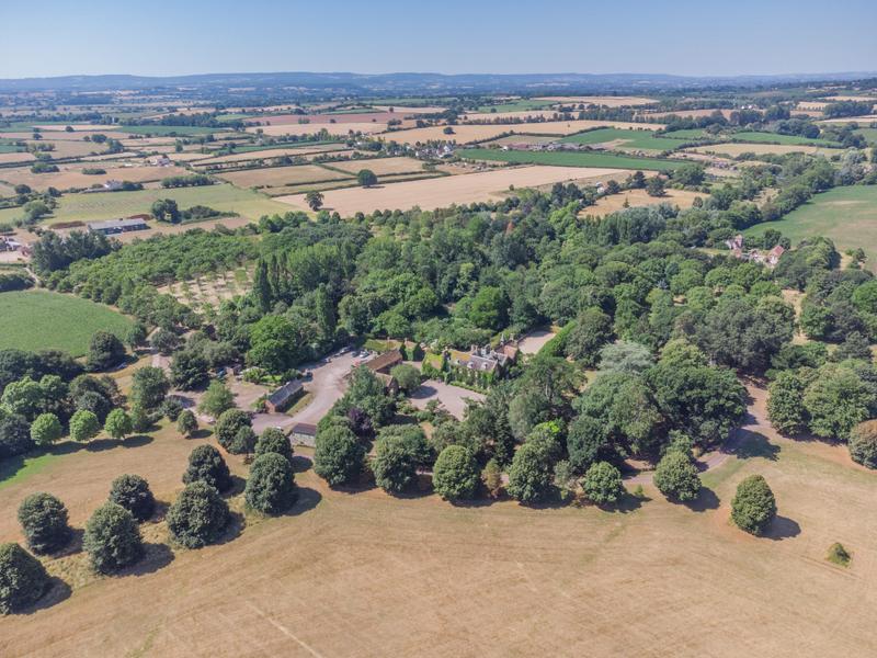 この邸宅は、イングランドの田園地帯の中でも最上級の場所に建っている