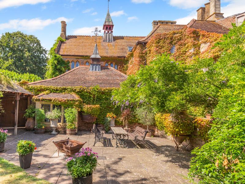 主屋には13のベッドルームがあり、いずれも「歴史的な趣がある」「魅力にあふれている」と評されている