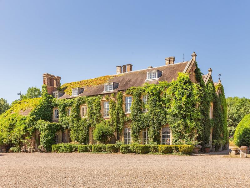 邸宅の公式サイトによると、「ザ・バー（The Bar）」と呼ばれる箇所は、建物の中で最も古く、その起源は1066年以前にまでさかのぼるという