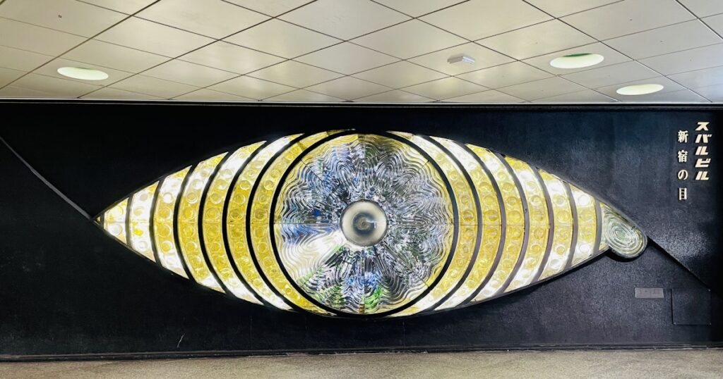 新宿西口の宮下芳子《新宿の目》が年末年始限定で復活点灯 – 美術手帖 新宿西口の宮下芳子《新宿の目》が年末年始限定で復活点灯 - 美術手帖