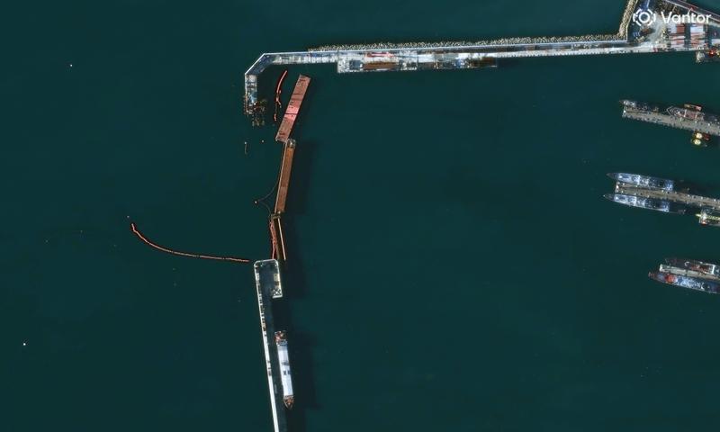 2025年12月11日に撮影されたノヴォロシスク港の入り口に設置された防護設備。