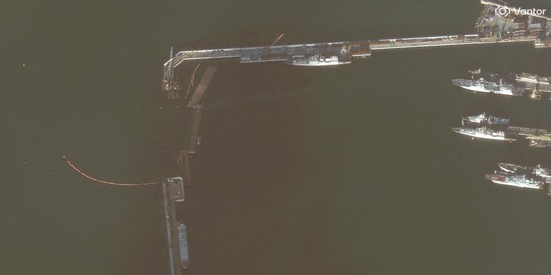 港の入り口に設置された防護設備の2025年12月16日の様子。